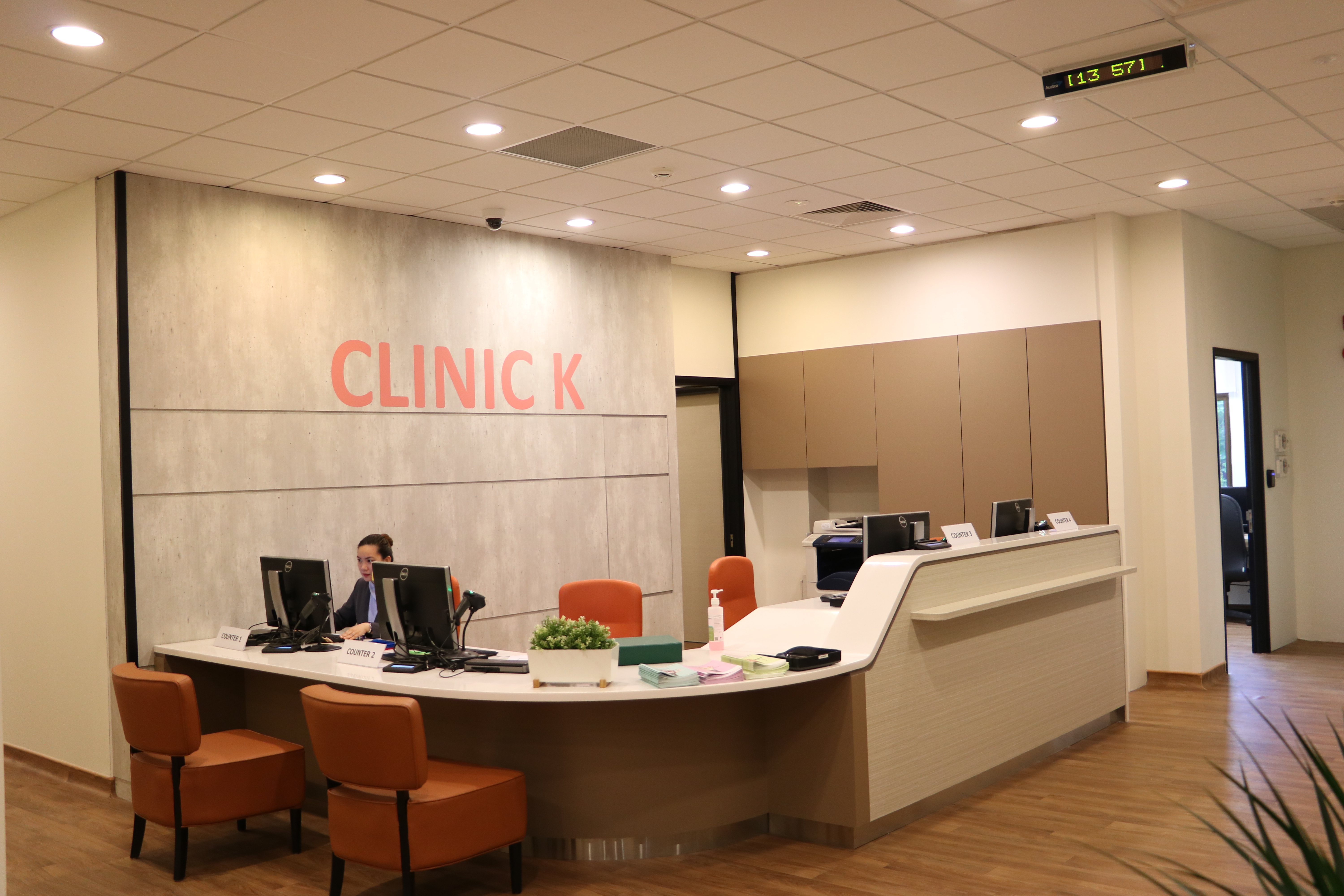 The reception counter of Clinic K.